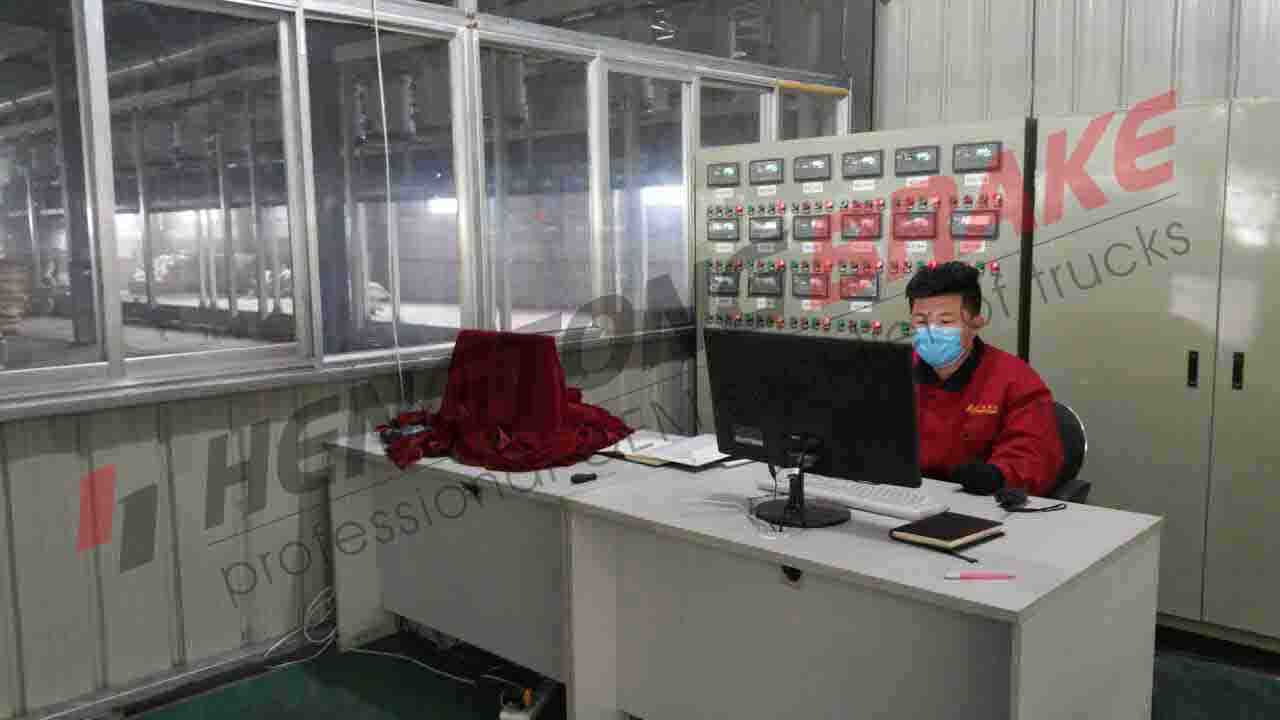 我公司最新引進的自動拌料系統(tǒng)做最后調(diào)試安裝(圖1)